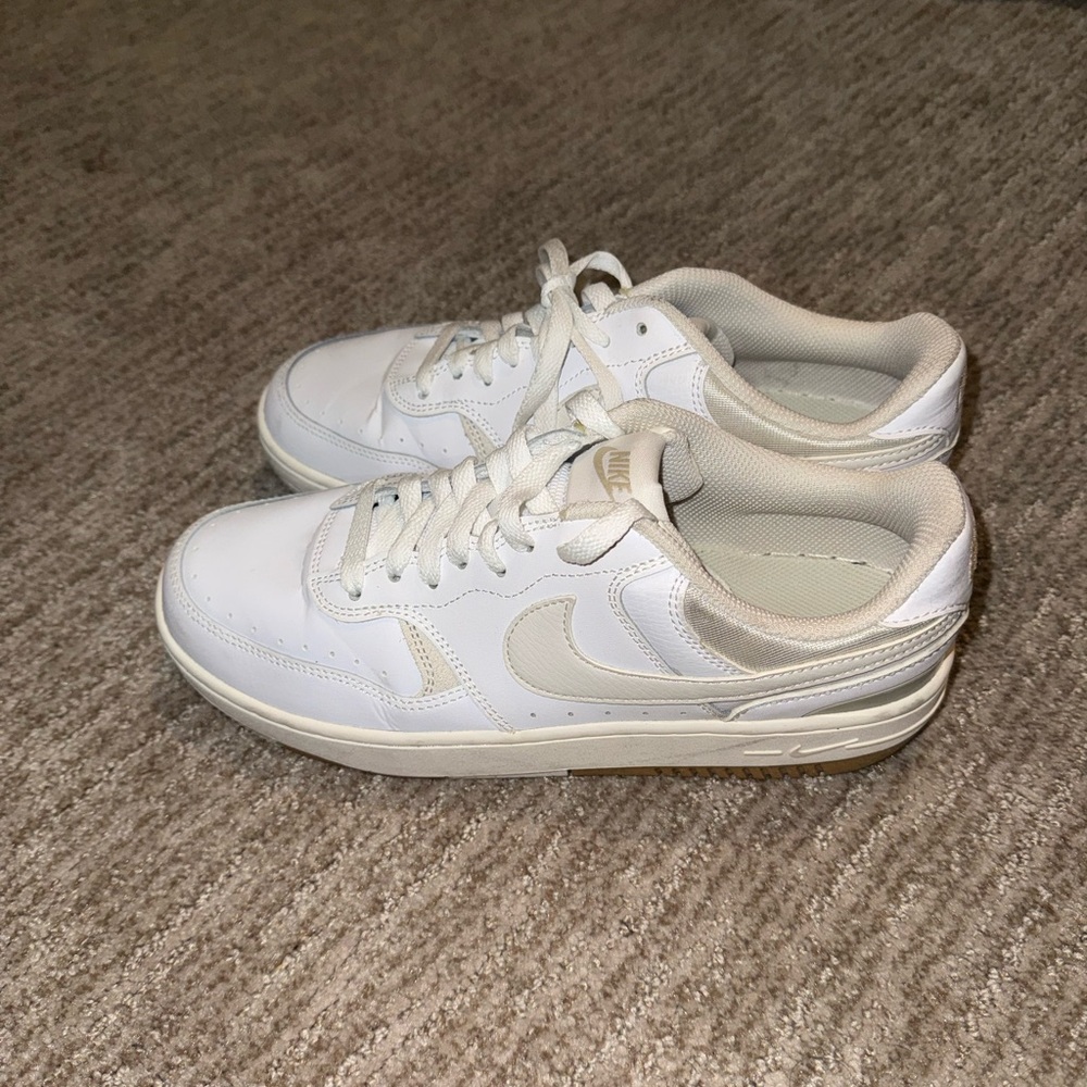 Nike Gamma Force Sneakers Woman’s White and Tan Size 9 - Picture 2 of 5